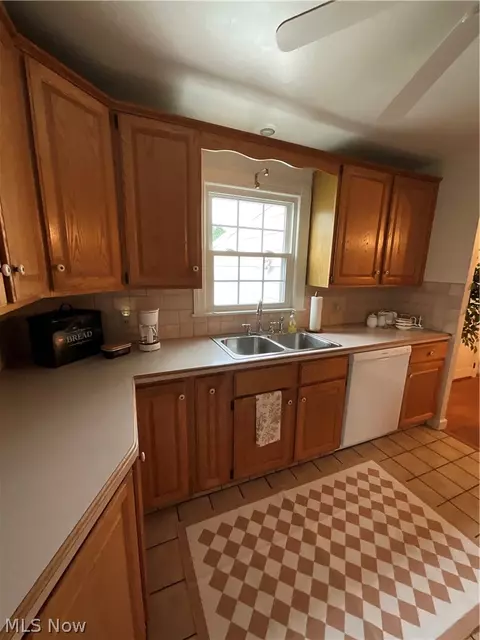 Kitchen - 54 Melbourne Ave, Boardman, OH 44512 photo 2 of 3