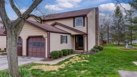 9648 E Idlewood Dr, Twinsburg, OH 44087