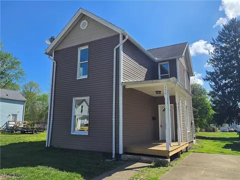 438 N 9th St, Coshocton, OH 43812