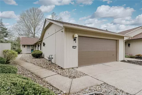 22156 Meadowsouth Ct, Strongsville, OH 44149