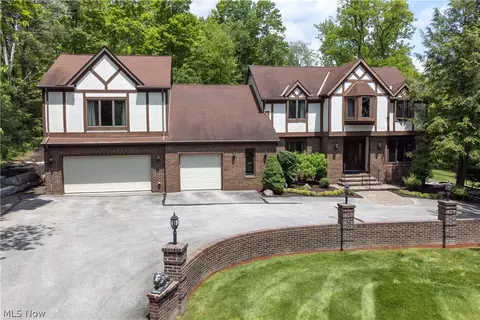 77 Carr Rd, Hinckley, OH 44233