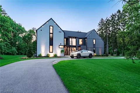 4320 Lander Rd, Chagrin Falls, OH 44022