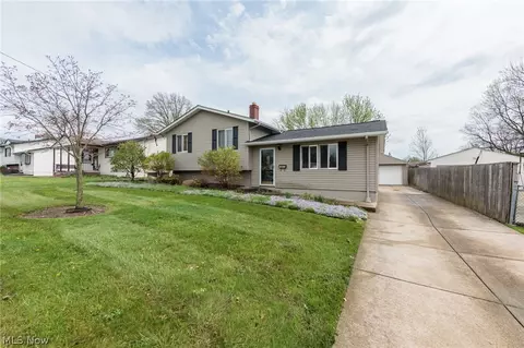 13515 Heatherwood Dr, Brook Park, OH 44142