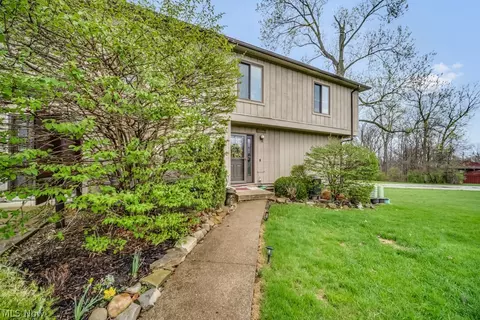 7390 Creekwood Dr #10D, North Royalton, OH 44133