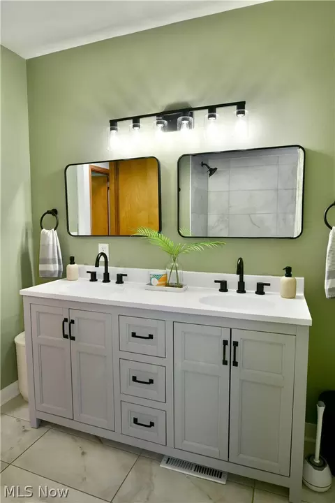 Bath - 723 Glen Park Rd, Boardman, OH 44512 photo 6 of 9