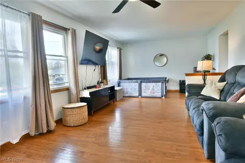 Living - 723 Glen Park Rd, Boardman, OH 44512 photo 4 of 5