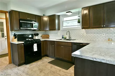 Kitchen - 723 Glen Park Rd, Boardman, OH 44512 photo 4 of 4