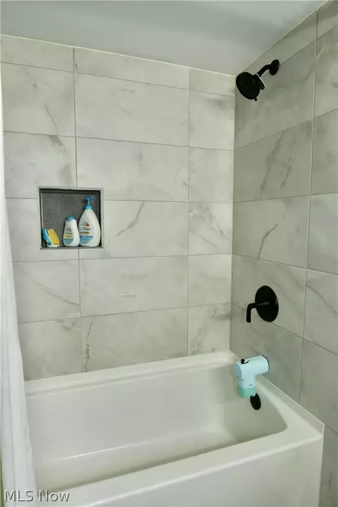Bath - 723 Glen Park Rd, Boardman, OH 44512 photo 4 of 9