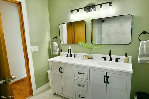 Bath - 723 Glen Park Rd, Boardman, OH 44512 photo 5 of 9