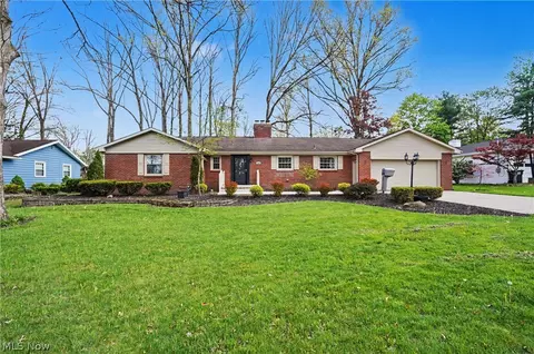 295 Sleepy Hollow Dr, Canfield, OH 44406