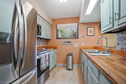 Kitchen - 4706 Diane Dr, Ashtabula, OH 44004 photo 2 of 4