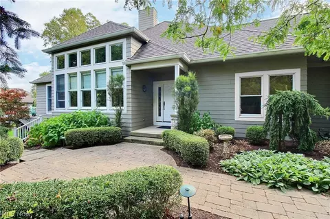 79 Haskell Dr, Bratenahl, OH 44108