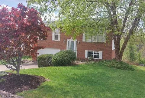 3241 Saint Charles Dr, Steubenville, OH 43952