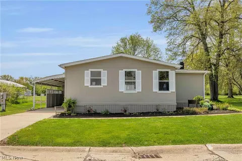 17 Trolleyview Ln, Olmsted Twp, OH 44138