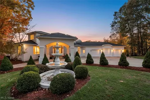 8709 Deer Creek Dr, Broadview Heights, OH 44147