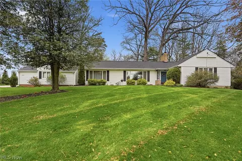 905 Mohawk Trl SW, Hartville, OH 44632