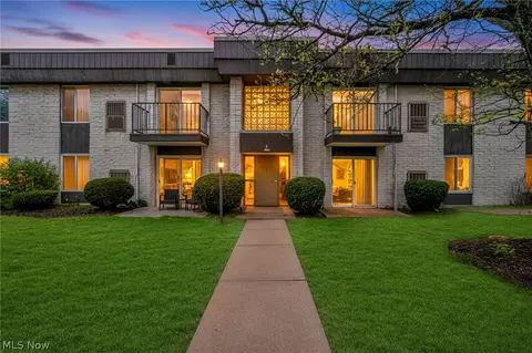 8583 N Akins Rd #202, North Royalton, OH 44133