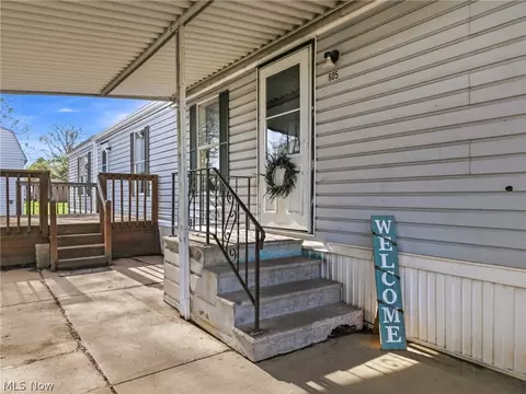 605 Sugar Pines Dr SW, Warren, OH 44481