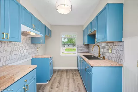 Kitchen - 624 Eastern Heights Blvd, Elyria, OH 44035 photo 2 of 5
