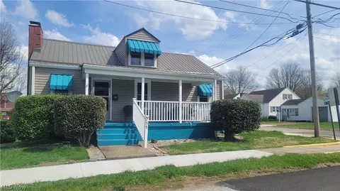 711 Victoria Ave, Williamstown, WV 26187