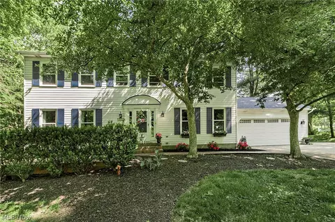 8290 Pine Creek Ct, Chagrin Falls, OH 44023