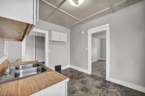Entry Way - 2917 Apple Ave, Lorain, OH 44055 photo 6 of 7