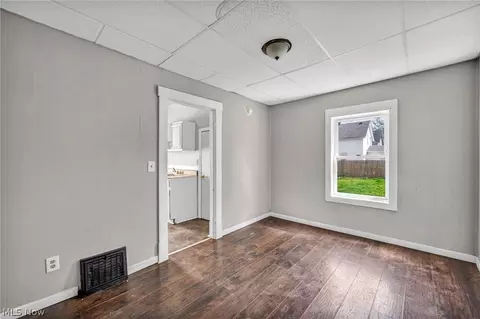 Entry Way - 2917 Apple Ave, Lorain, OH 44055 photo 3 of 7