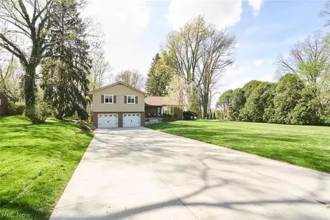 877 Locust Dr, Tallmadge, OH 44278