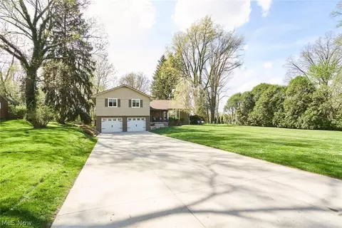 877 Locust Dr, Tallmadge, OH 44278