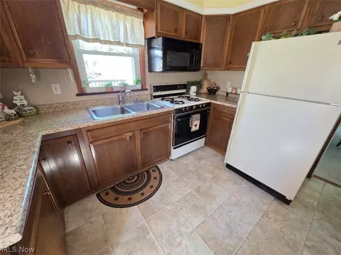 Kitchen - 1377 E 28th St, Ashtabula, OH 44004 photo 3 of 4