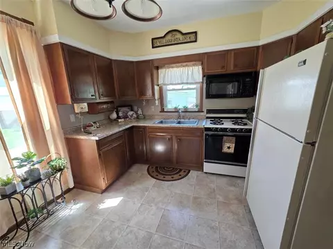 Kitchen - 1377 E 28th St, Ashtabula, OH 44004 photo 2 of 4