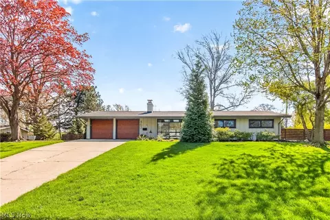 463 Queenswood Dr, Bay Village, OH 44140