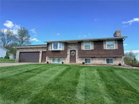 917 3rd St NE, New Philadelphia, OH 44663