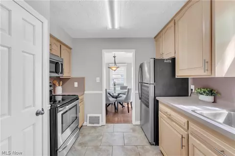 1547 Commodore Rd, Lyndhurst, OH 44124 photo 9