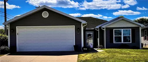 703 Oak Tree Ln, Belpre, OH 45714