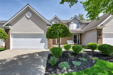 63 Sunset Cove Cir, Eastlake, OH 44095