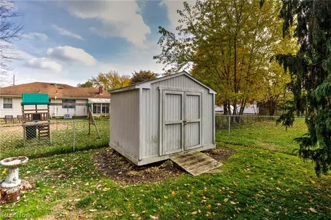 Exterior - 7443 Sugartree Dr, Boardman, OH 44512 photo 7 of 9