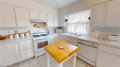 Kitchen - 7443 Sugartree Dr, Boardman, OH 44512 photo 2 of 2