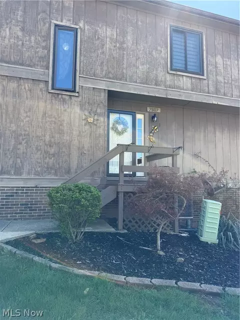 7607 Creekwood Dr, North Royalton, OH 44133