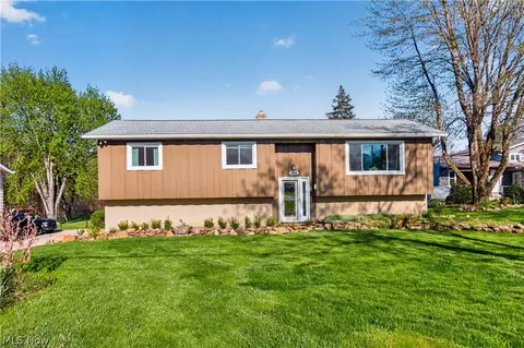 889 Pennys Dr, Brunswick, OH 44212