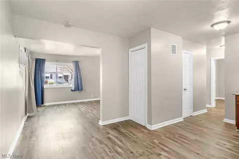Entry Way - 910 Ardella Ave, Akron, OH 44306 photo 2 of 4
