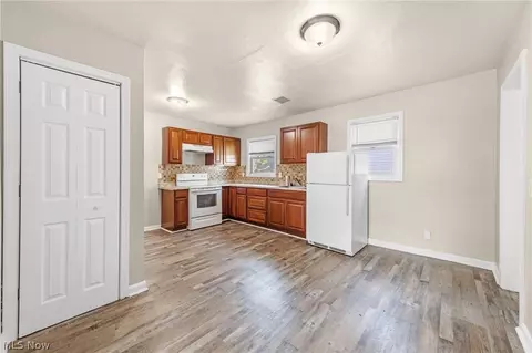 Entry Way - 910 Ardella Ave, Akron, OH 44306 photo 1 of 4