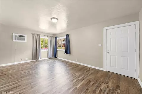 Living - 910 Ardella Ave, Akron, OH 44306 photo 2 of 5
