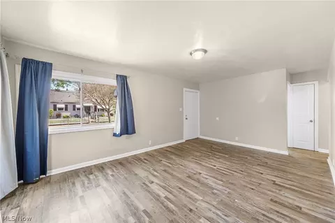 Living - 910 Ardella Ave, Akron, OH 44306 photo 4 of 5