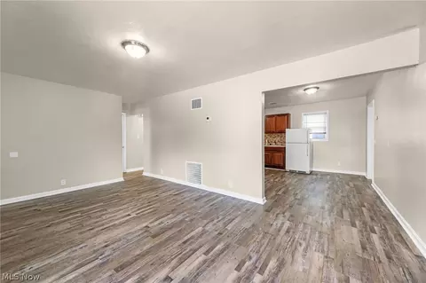 Living - 910 Ardella Ave, Akron, OH 44306 photo 3 of 5