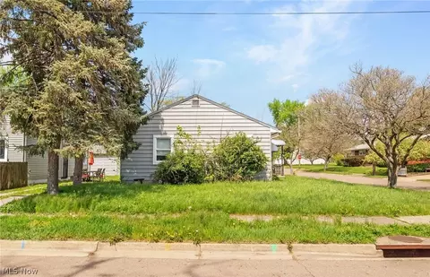 Exterior - 910 Ardella Ave, Akron, OH 44306 photo 2 of 4