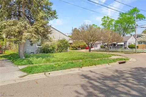 Exterior - 910 Ardella Ave, Akron, OH 44306 photo 3 of 4