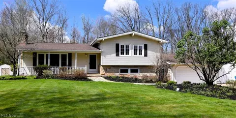 381 Hickory Hill Rd, Chagrin Falls, OH 44022