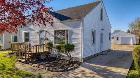 2127 Quayle Dr, Akron, OH 44312