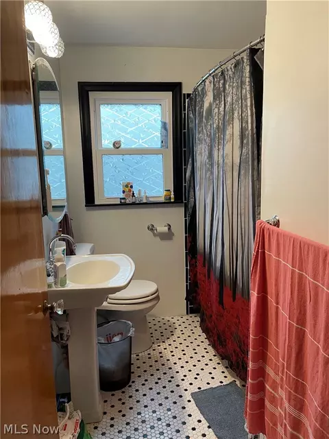 Bath - 809 Lakeview Ave NW, Canton, OH 44708 photo 1 of 1